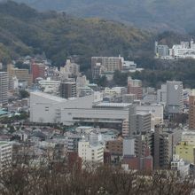 松山城からも見える大きな建物です。