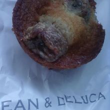 バナナマフィンひとつ３２０円（税抜き）です。