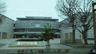 松山城天守から道後温泉方面に目をやると、ひときわ大きく目立つ近代的な建物です。