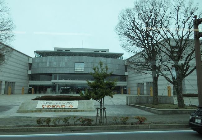 松山城天守から道後温泉方面に目をやると、ひときわ大きく目立つ近代的な建物です。