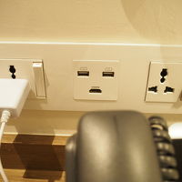 日本のコンセントプラグがそのまま差し込めました。