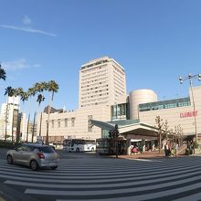 徳島駅、ホテルクレメントと一体化した施設。