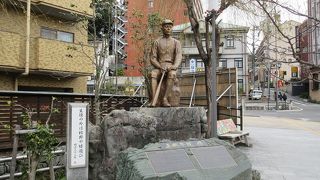 野球のユニフォームを着用しています。