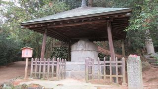 道後公園の坂を上がった先にあります。