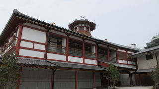 朱色に塗られた柱もいい雰囲気でした。