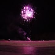 湖の氷に映る花火がきれい