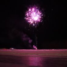 湖の上で打ち上げられる花火