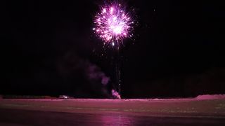 湖の氷に映る花火がきれい