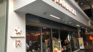 スタバリザーブ店サイアムスクエア店はちょっとせまく混んでいた