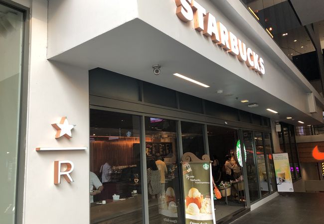 スタバリザーブ店サイアムスクエア店はちょっとせまく混んでいた