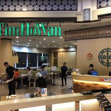 開放的な店舗、18：00でも空席がある