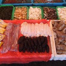 富基漁港: 石門の海鮮市場 ナマコ、白子