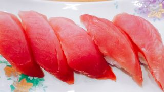 新鮮なお魚を廻るお寿司でいただきましょう。