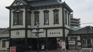 色々な仕掛けで旅情を掻き立てられる駅舎です。