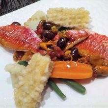 魚ヒメジと天ぷらと野菜。とても美味しかったです！