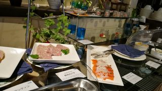 オクマビーチに沈む夕陽を見ながら一杯