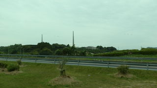 九十九島の「展海峰」から西海橋へ移動中、巨大な3本の塔が見えてきます。