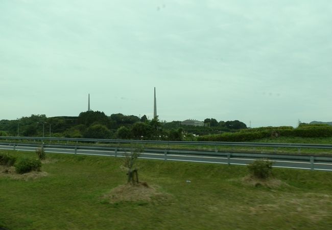 九十九島の「展海峰」から西海橋へ移動中、巨大な3本の塔が見えてきます。