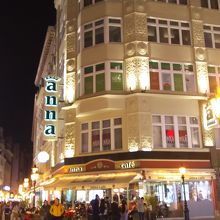 カフェなどもある