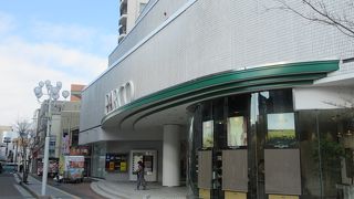 若い女性の買い物客が多いです。