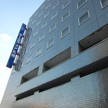 シャープな外観は新しく見えますが？