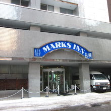 玄関は意外と安っぽい？…