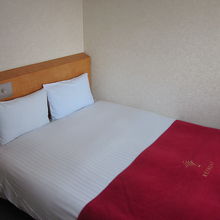 ベッドは広いが古いタイプ？…