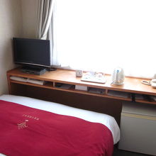 窓際がテーブル兼用？…