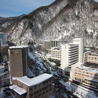 左側　渓谷の素晴らしい眺望！