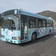 甲浦駅前に到着した高知東部交通バスの様子