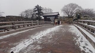 復元橋ですが、景観に溶け込んだ美しい木橋