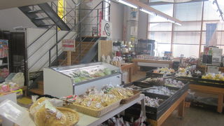 奈半利駅直結で便利なお店です