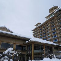 月岡温泉にそびえたつ巨大ホテル