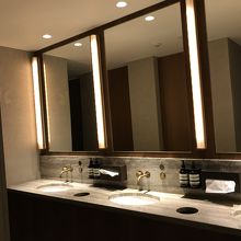 トイレにはイソップのハンドバームあり