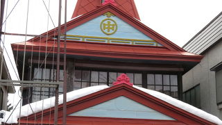 非常に奇抜な形状かつ色合いをした建物