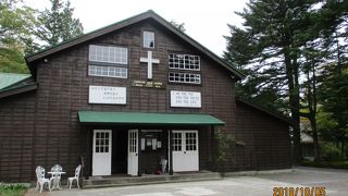 木立の中の教会