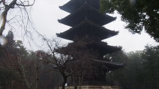 すっきりとスマートな五重塔