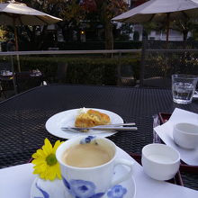 テラス席でアップルパイとコーヒー