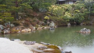 建物の修復工事中で庭園が見にくい