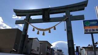 街の中に巨大な鳥居