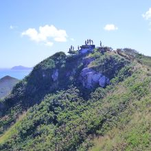 この山の一番上に登ります。３０分で登れます。