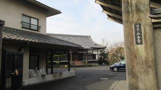 服部半蔵が創建したとされるお寺です。