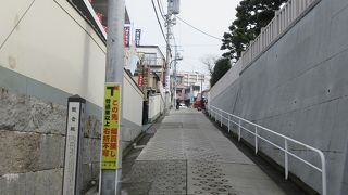 四谷界隈の急な坂道の一つです。