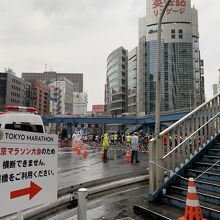 歩道橋の上での観戦はできません。