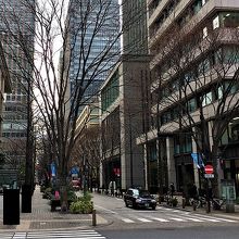 せっかくの広いきれいな歩道なのに。