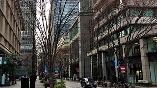 落ち着いたお散歩に良い街並み 丸の内仲通り