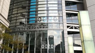 東京駅の横にあるよ。