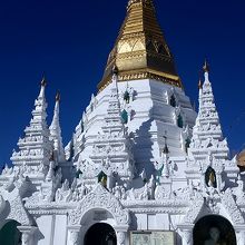 青い空に映えて美しい