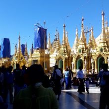 観光客よりも地元の参拝者の方が多い