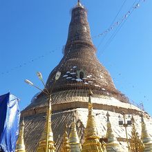 中央の黄金の仏塔は工事中